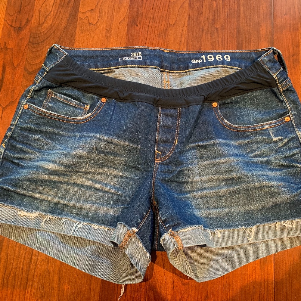 Gap maternity shorts, size 6